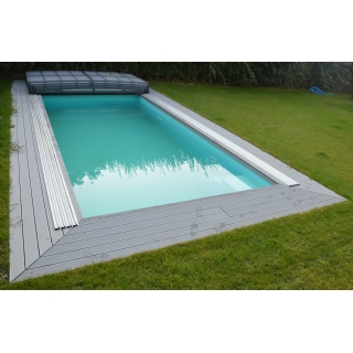 Dokončený bazén a terasové prkna